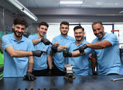 Équipe de l’atelier avec un injecteur diesel reconditionné