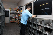 Stock d’injecteurs diesel reconditionnés en atelier
